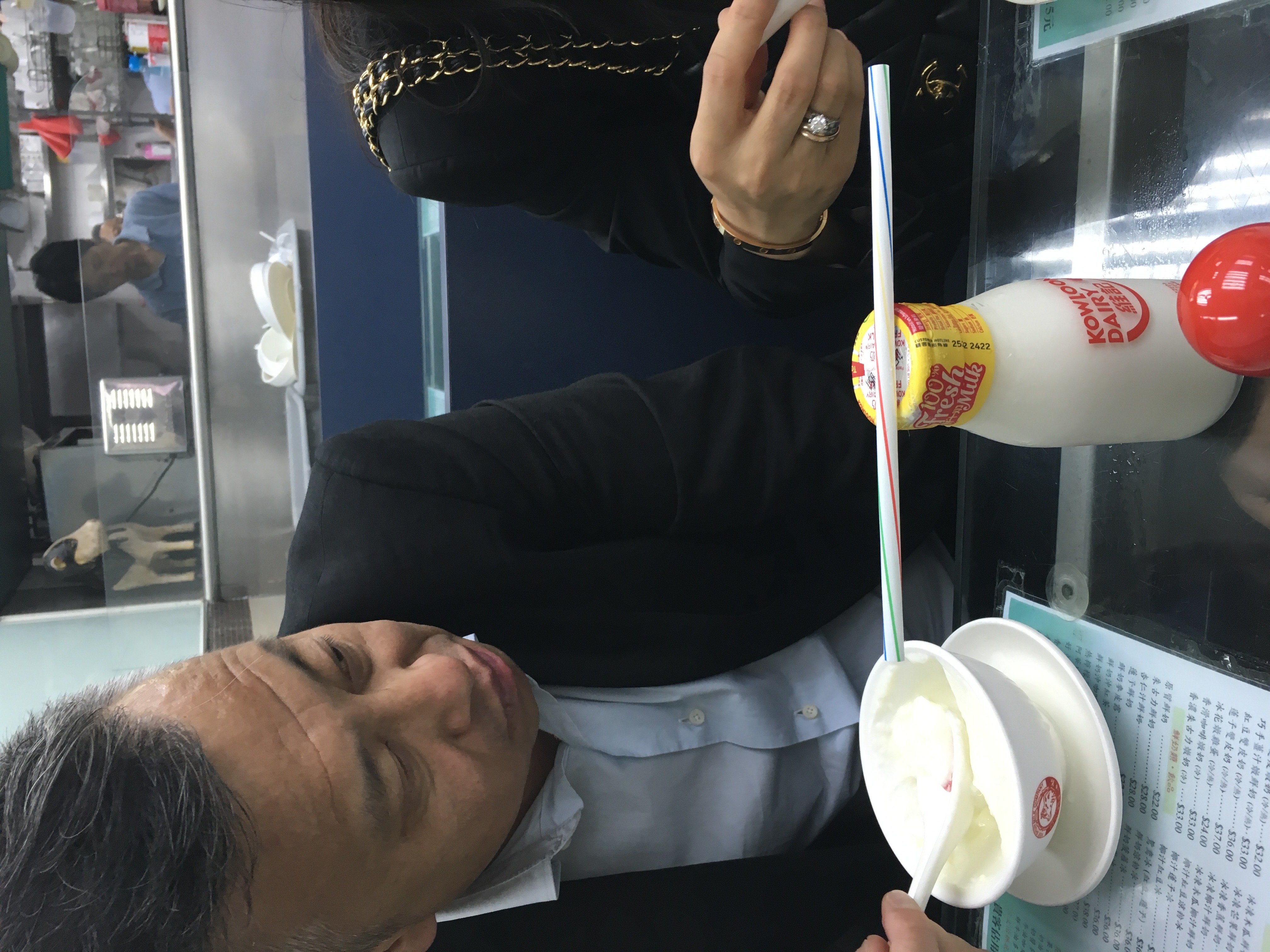 being singaporean, I’m pretty well-acquainted with sharing tables and seats in crowded hawker centres and food courts, but in hong kong, it happens everywhere, including small and cramped restuarants. I was definitely not used to being this close in proximity to a stranger while having my meal… and the awkward eye contact and silence…